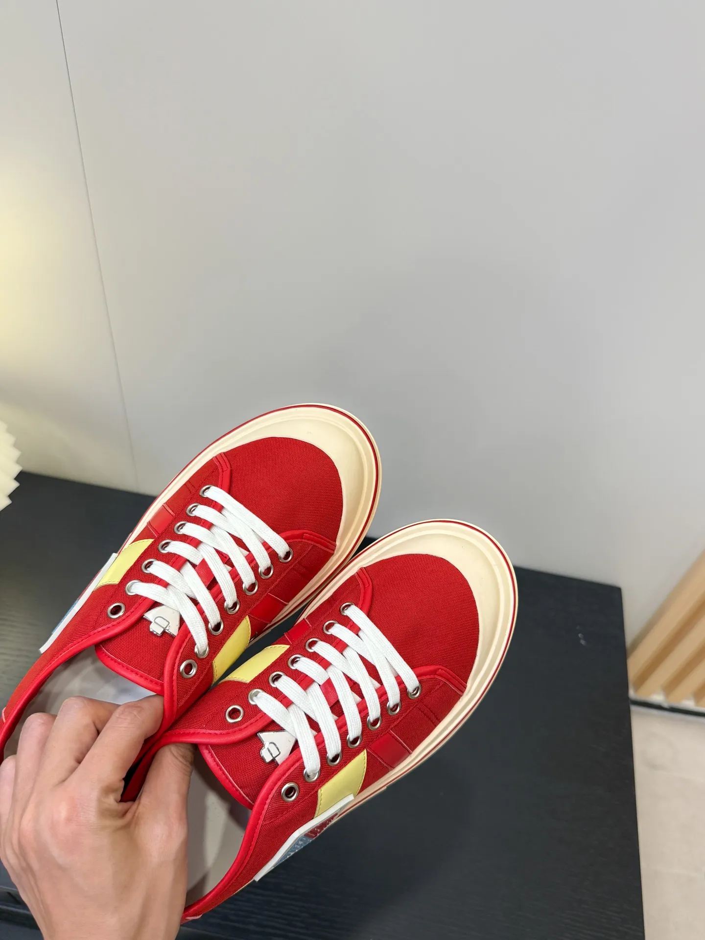 👟👟Ex-factory price 460👟👟 (Men's size +1️⃣0️⃣) BVOrbit's latest 2025 catwalk model, developed 1:1 from the original board, classic color matching elements! This is the biggest highlight of this shoe, eye-catching but not exaggerated design, super cool for daily use, super versatile whether paired with pants, sweaters or skirts, looks good no matter how you wear it, the more you look at it, the more you like it ❗️ Outsole: Original outsole color: 5 colors code number: female 35-40 male 39-44
